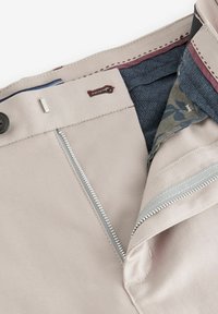 Next BELTED - REGULAR FIT - Rövidnadrágok - dark stone