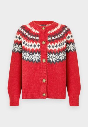 Cardigan en laine rouge avec un empiècement à motif en blanc, noir et rouge foncé, quatre boutons en laiton et des poignets côtelés. Texture douce, coupe décontractée.