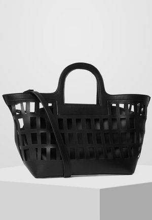 Schwarze Tote-Tasche mit offenem quadratischem Ausschnitt, mit kurzen Griffen und einem befestigten langen Schulterriemen, auf einer weißen Oberfläche platziert.