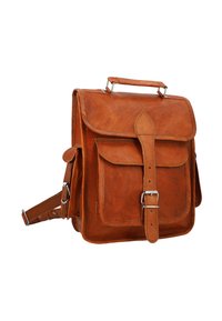 Borsa a tracolla in pelle marrone con design strutturato, chiusura a patta, tasche frontali e tracolla regolabile. Dotata di dettagli in metallo argentato.