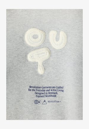 Grijze sweatshirt met textuur in crèmekleurige borduurwerk met de letters "ou" en een cirkelvormig ontwerp. Inclusief blauwe gedrukte tekst onderaan.