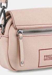 Borsa a tracolla in pelle rosa con tasca con zip, dotata di una superficie texturizzata, cuciture a contrasto e una patch con logo.