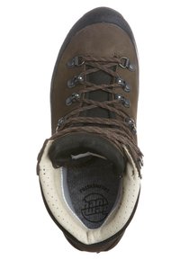 Καφέ δερμάτινη κ hiking μπότες με μαύρο μαλακό λαιμό, μεταλλικά μάτια και χοντρές καφέ κορδόνες δεμένες σε σχέδιο σταυρού, με θέα από πάνω.