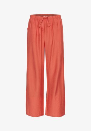 Pantalones de pierna ancha en color coral con cintura elástica y cordón, confeccionados en tejido ligero. Presentan una textura suave y caen sueltos por debajo del tobillo.