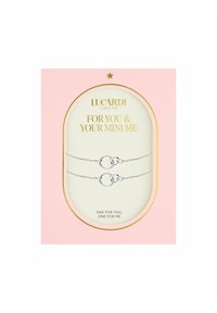 Zilveren bijpassende armbanden met cirkelvormige schakels. Gepresenteerd op een roze en gouden kaart met de tekst "Voor Jou & Je Mini Me."