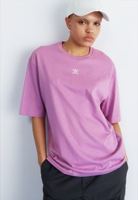 adidas Originals TEE - Základné tričko - preloved purple