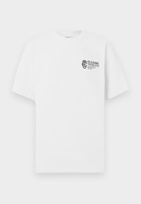 Λευκό t-shirt κοντομάνικο με στρογγυλή λαιμόκοψη, με μικρό μαύρο λογότυπο Ellesse Tennis Club και κείμενο στο αριστερό στήθος.