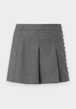 Pelēka kroku svārki ar piegulošu vidukļa joslu un dekoratīvām pērlītēm vienā pusē, izgatavoti no teksturētas auduma.