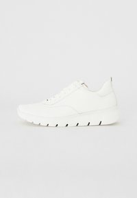 Białe sneakersy wykonane z gładkiej skóry, z okrągłym noskiem, sznurowanym przodem oraz amortyzowaną podeszwą z pionowymi rowkami zapewniającymi przyczepność.