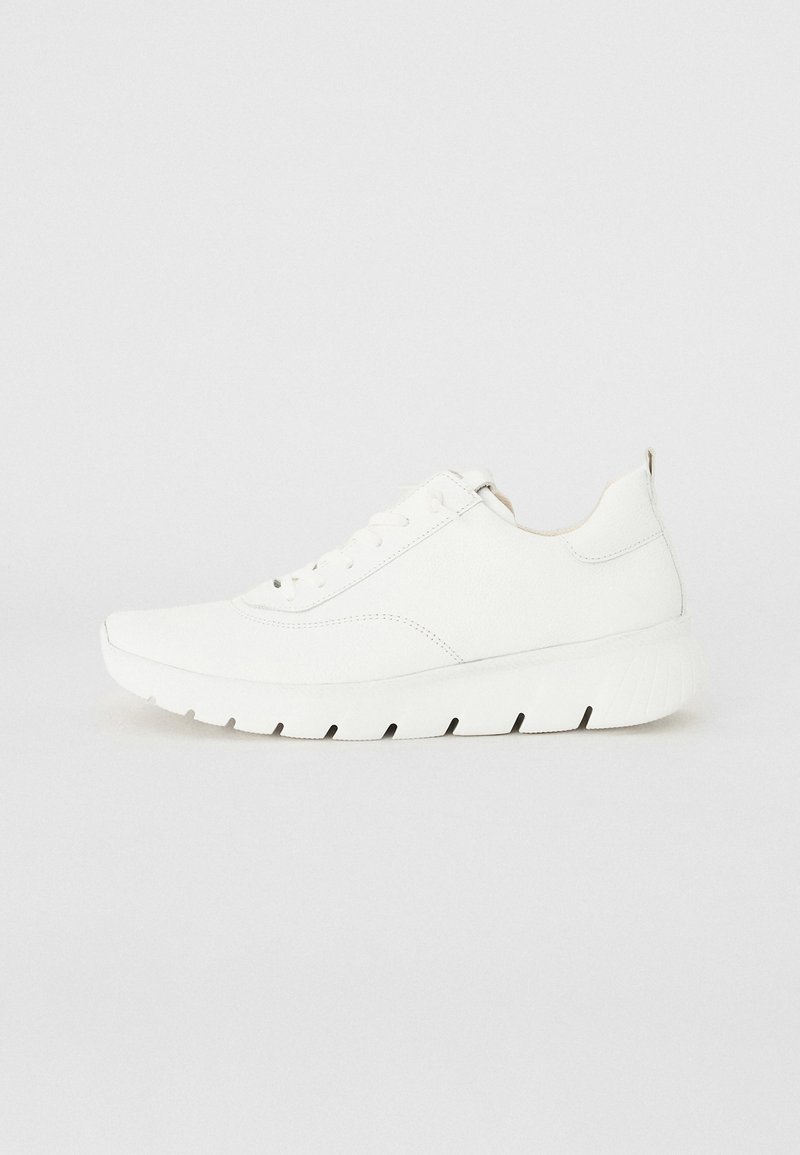 Sneaker alb fabricat din piele netedă, cu vârf rotunjit, sistem de închidere cu șireturi și talpă căptușită cu striații verticale pentru aderență.