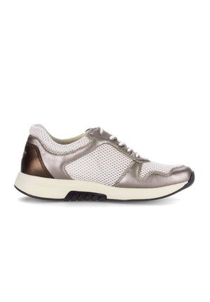 Dames sneaker in metallic zilver en wit met mesh panelen, vetersluiting en een gewatteerde off-white zool, zijaanzicht.