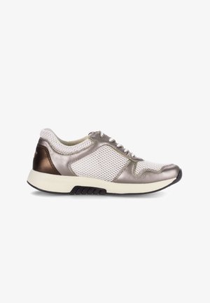 Dames sneaker in metallic zilver en wit met mesh panelen, vetersluiting en een gewatteerde off-white zool, zijaanzicht.