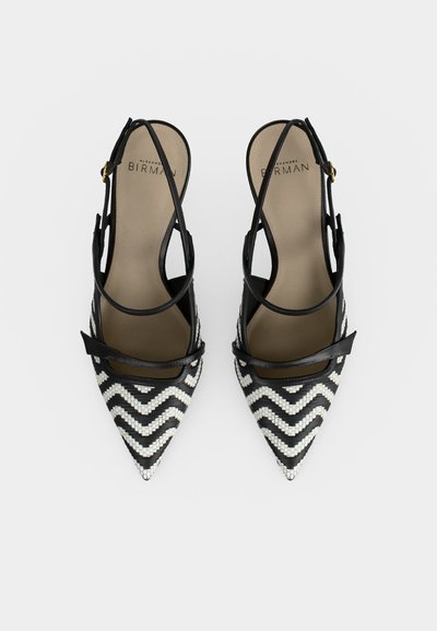 Chaussures slingback pointues à motif chevron noir et blanc avec fines brides de cheville et semelles intérieures beiges, de Alexandre Birman.