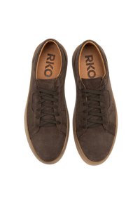 Zapatillas de ante marrón con cordones oliva, interior beige y suela de goma. Diseño clásico de corte bajo con minimalismo en los detalles.