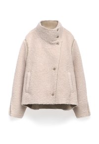 Beżowa kurtka z sherpy z wysokim kołnierzem, asymetrycznym zapięciem na guziki, dwoma przednimi kieszeniami i długimi rękawami.