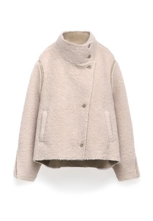 Beige sherpa fleece jack met hoge kraag, asymmetrische sluiting met knopen, twee frontzakken en lange mouwen.