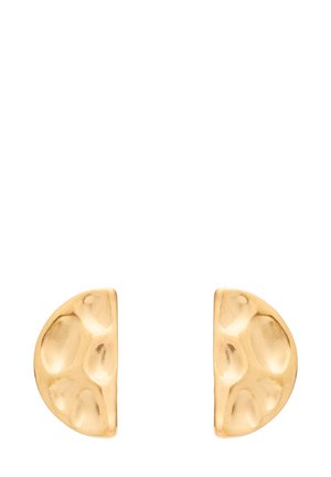 Kolczyki z metalu w złotym odcieniu o kształcie półksiężyca, z teksturowaną powierzchnią z zaokrąglonymi wgłębieniami dla efektu wizualnego.