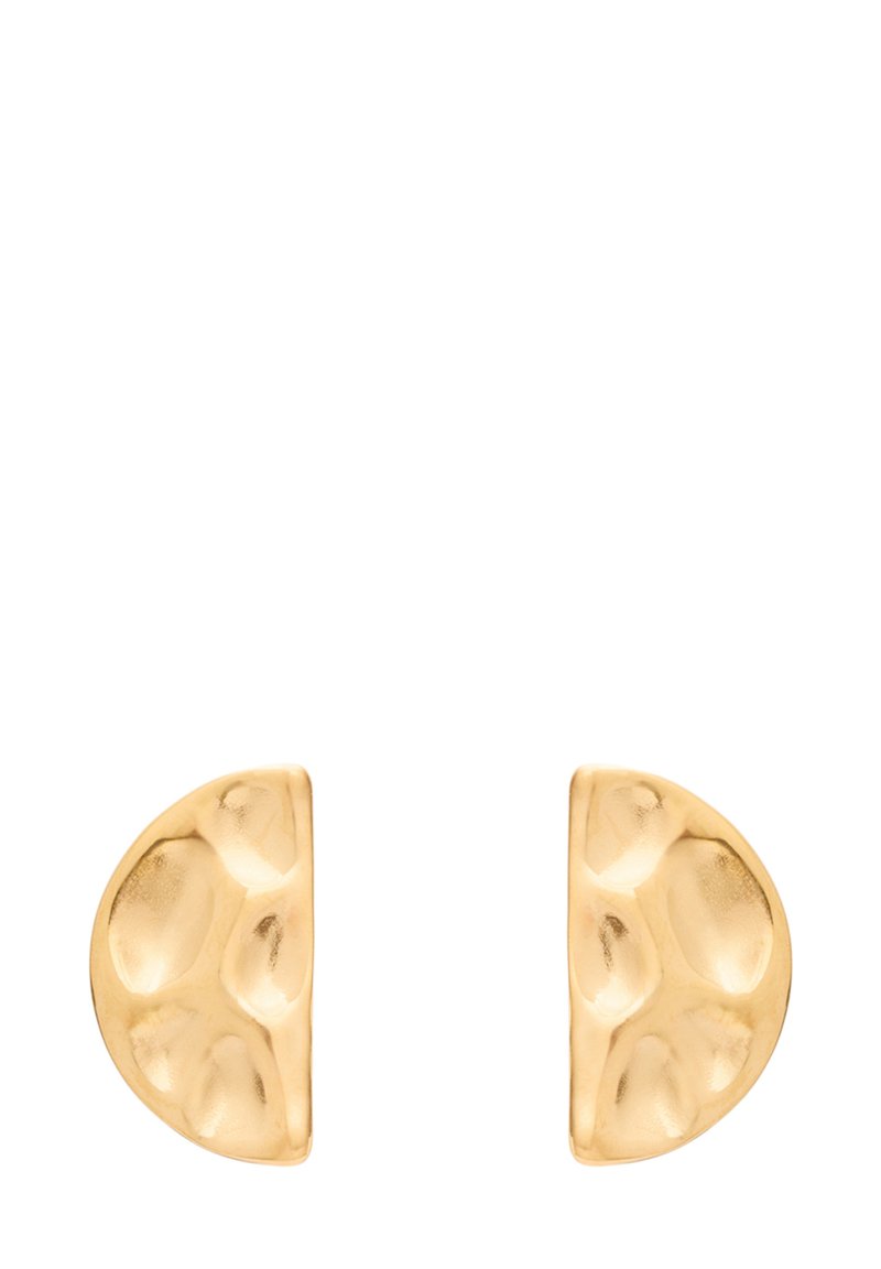 Kolczyki z metalu w złotym odcieniu o kształcie półksiężyca, z teksturowaną powierzchnią z zaokrąglonymi wgłębieniami dla efektu wizualnego.