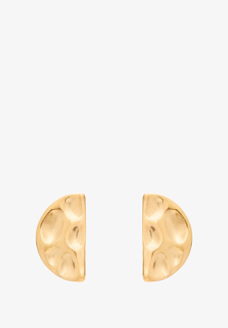 Orecchini in metallo dorato a forma di mezza luna, con una superficie testurizzata caratterizzata da rientranze arrotondate per un effetto visivo interessante.