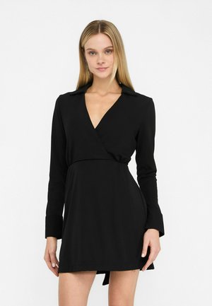 Abito avvolgente nero con scollatura a V profonda, maniche lunghe e vita aderente. Realizzato in un tessuto liscio con una leggera lucentezza e colletto elegante.