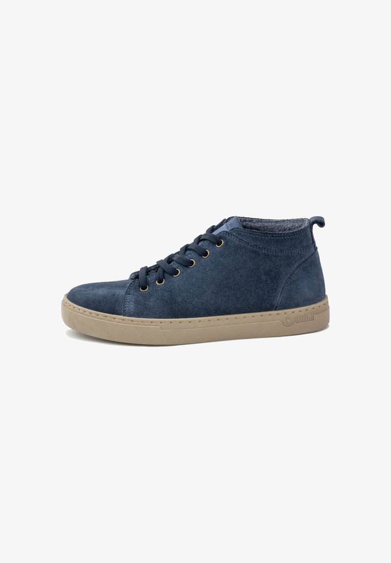 Sneaker înalt din suede albastru, cu vârf rotund, sfoară bleu închis, talpă din cauciuc bej și ochiuri din metal. Dispune de un căptușeală interioară moale.