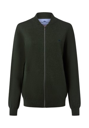 Groene gebreide cardigan met een rits aan de voorkant, ribbels aan de mouwen en onderkant, en een contrasterend blauw logo op de borst. Glad materiaal, klassiek ontwerp.