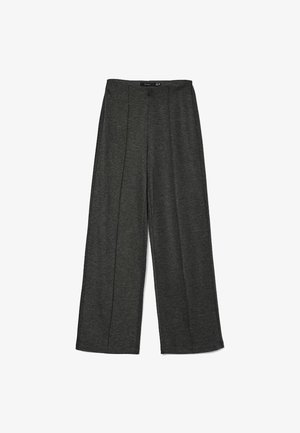Ciemnoszare spodnie o szerokich nogawkach wykonane z fakturowanej tkaniny, z wysokim stanem i dwoma fałdami z przodu dla dodatkowego detalu projektowego.