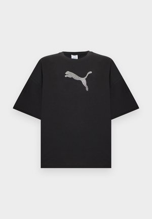 Juoda per didelė marškinėlių su trumpomis rankovėmis, centre priekyje didelė balta Puma logotipas.