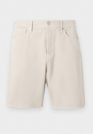 Šviesiai rudos spalvos džinsiniai šortai iki kelių su priekiniais užsegimais su sagomis, diržo kilpomis ir penkių kišenių dizainu ant paprasto fono.