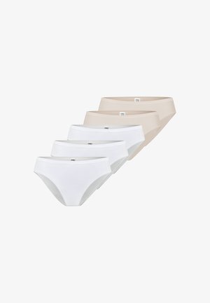 Fem sømløse dameunderbukser i brief-stil i hvid og beige, arrangeret i et forskudt række på en hvid baggrund.