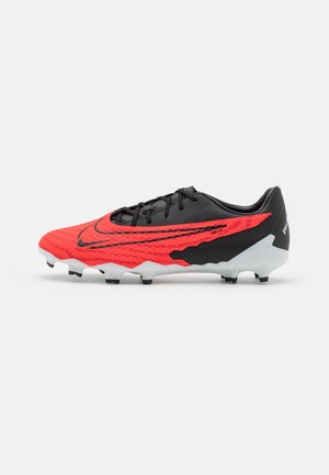 Botas de fútbol rojas y negras con una parte superior texturizada, diseño elegante y suela blanca. Presentan un distintivo logo de Nike en negro y tacos de tracción.
