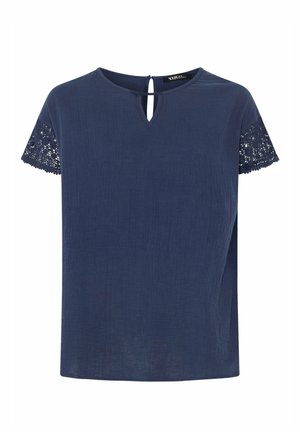 Blouse bleu marine à manches courtes avec des détails en dentelle sur les manches et une petite découpe en forme de trou sous l'encolure ronde.