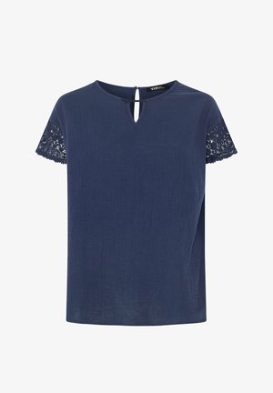 Blusa azul marino de manga corta con detalles de encaje en las mangas y un pequeño corte en forma de ojo de cerradura debajo del cuello redondo.