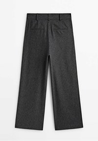 Pantalon ample gris foncé à fines rayures, avec passants pour ceinture et deux poches passepoilées à l’arrière, posé à plat sur un fond blanc.