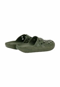 Groene rubberen klompen met een open achterkant, voorzien van ronde ventilatiegaten, een gestructureerd bovenwerk en een geribbelde zool voor grip.