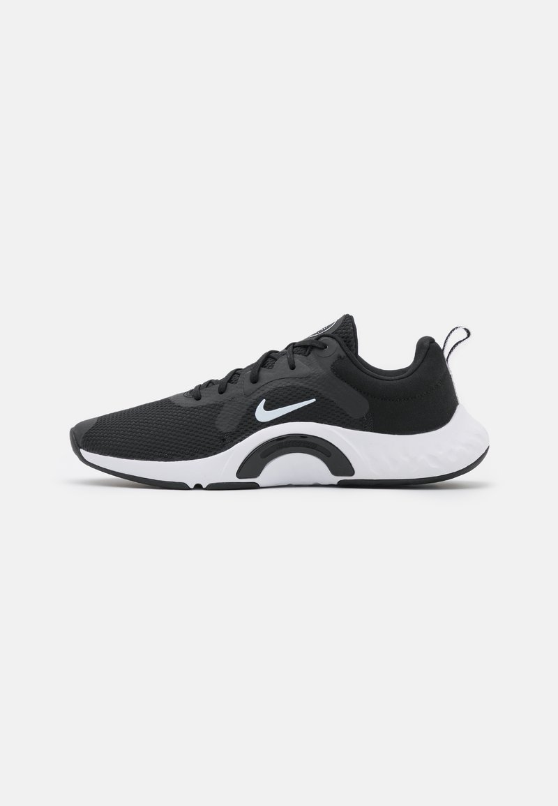 Zapatilla de correr Nike en blanco y negro con parte superior de malla, suela acolchada, diseño con cordones y logo de swoosh blanco en el lateral.