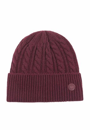 Bordeauxrote gestrickte Mütze mit Zopfmuster und umgeschlagenem Rippenbund, mit kleinem rundem Logo-Patch am Bund.