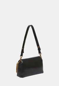 Bolso de mano de cuero negro con forma rectangular, que presenta una correa de cadena desmontable y acentos de hardware en tono dorado. Textura suave.