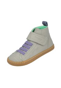 Zapato alto de cuero gris con cordones elásticos lavanda, una tira de velcro y un forro verde menta. Suela de goma con un patrón texturizado.