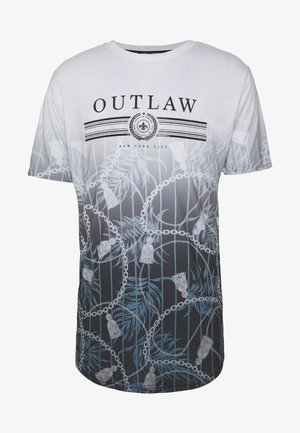 T-shirt à manches courtes en blanc et gris foncé, arborant un design graphique avec des chaînes et des motifs de feuillage, et le texte "OUTLAW" sur la poitrine.
