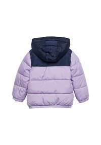 Giacca imbottita di un leggero colore viola con cappuccio blu navy; presenta polsini e fondo elastici. Texture liscia con un design trapuntato.