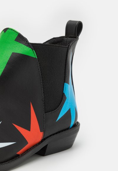 Stivale alla caviglia nero con motivi acquamarina, blu, rosso e bianco a forma di stelle. Presenta un materiale sintetico e pannelli laterali elasticizzati.