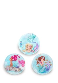 Set aus drei runden Tellern mit bunten Meerjungfrauen-Illustrationen auf einem hellblauen Hintergrund. Jedes Design zeigt unterschiedliche Haarfarben und Meereselemente.