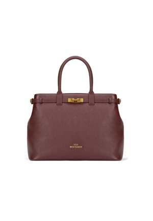 Bordeaux leren handtas met een gestructureerde vorm, uitgerust met dubbele handvatten, een goudkleurige sluiting en een geëmbossieerd logo op de voorkant.