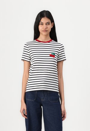 Gestreept T-shirt in wit en marineblauw, met een rode kraag en kersenborduursel op de borst. Het ontwerp heeft korte mouwen.