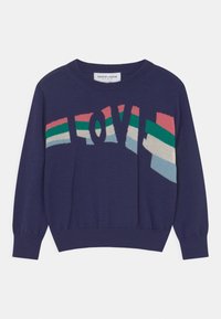 Námořnický svetr s pleteným vzorem, kter ý píše "LOVE" v růžových, zelených a modrých pruzích. Má kulatý výstřih a žebrované manžety a lem.