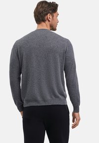 Grau gestrickter Pullover mit langen Ärmeln, gerippten Bündchen und Saum, weicher Textur, einfachem Rundhalsausschnitt und lockerer Passform.