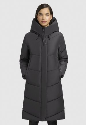 Doudoune noire avec un col montant, dotée d'une fermeture éclair, d'un motif matelassé horizontal et de poches latérales. Matériau imperméable, coupe longue.