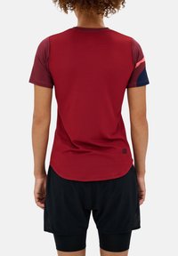 CEP THE RUN SHORT SLEEVE - Basic T-shirt - dark red geometrics