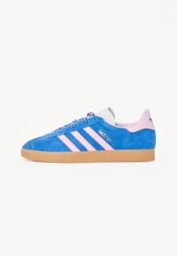 Sneaker blu in suede con accenti rosa e design a tre righe, dotate di suola in gomma e lacci a contrasto. Brand dorato sul lato.
